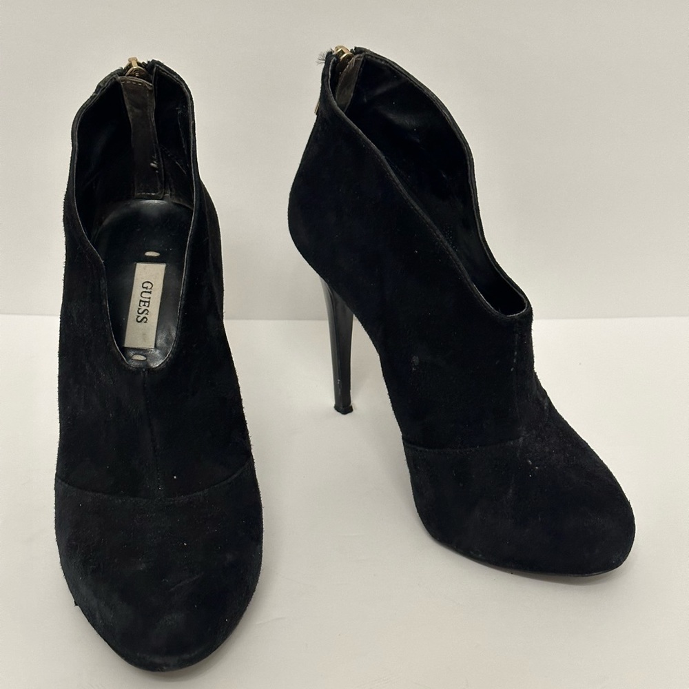 Guess women’s suede ankle booties size 5.5